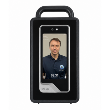 UFace 5 Pro Portable Kit productafbeelding. Gezichtsherkenningsapparaat dat de voorkant van het scherm toont in een draagbare behuizing met handvat en een medewerker op het scherm